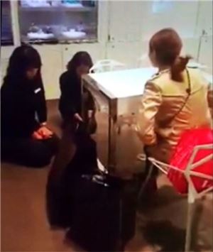 16일 오후 3시계 신세계백화점 인천점 1층 매장에서 점원 여성 2명이 여성 고객에게 무릎을 꿇고 사죄하는 모습. 사진= 동영상 캡처