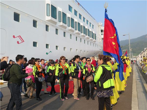 20일 중국관광객 1천 여 명을 태운 ‘중화태산호’ 가 여수항에 입항했다. 이를 환영하는 행사가 다채롭게 펼쳐졌다.