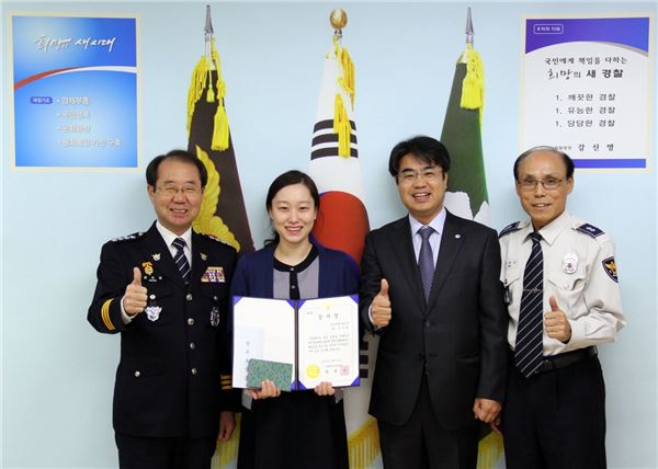 인천경찰청은 20일 고객의 보이스피싱 피해예방에 기여한 인성저축은행 직원(왼쪽 두 번째)에게 감사장과 신고포상금을 수여했다. 사진=인성저축은행 제공