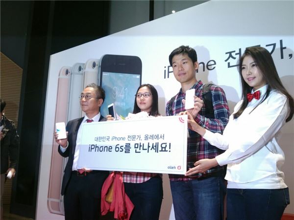 KT는 서울 광화문 올레스퀘어에서 아이폰6S 예약가입자들을 초청, 개통행사를 진행했다. 사진=이어진 기자.