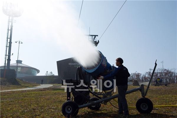 강원도 정선 하이원스키장, 개장 앞두고 본격준비 돌입 기사의 사진