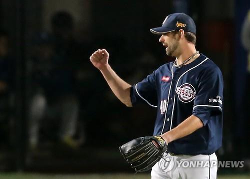 27일 오후 대구시민운동장 야구장에서 열린 2015프로야구 한국시리즈 2차전 두산 베어스 대 삼성 라이온즈 경기. 두산 투수 니퍼트가 6회 말 1사 때 삼성 박한이가 유격수 땅볼로 아웃되자 주먹을 불끈 쥐어 올리고 있다. 사진=연합뉴스 제공.