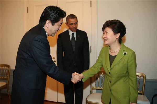 박근혜 대통령과 아베 신조 일본 총리. 사진=청와대 제공