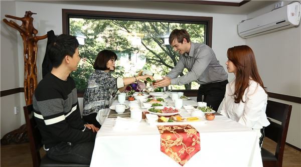 JTBC ‘님과 함께2’ 송민서가 어머니와 식사 자리에서 기욤을 칭찬했다. / 사진 = JTBC