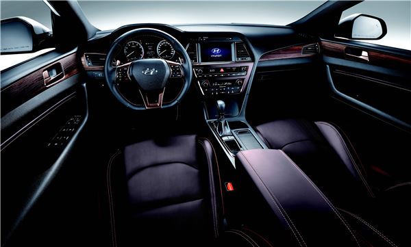 현대차 ‘쏘나타 와일드 버건디’는 기존 1.6 터보 모델을 이달 4일부터 300대 선착순 한정 판매에 들어간다. 와일드 버건디는 스페셜 모델의 강화된 동력 성능과 내부 시트 색상의 특징을 합친 이름이다.