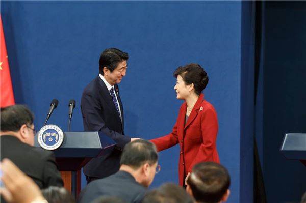 박근혜 대통령과 아베 신조 일본 총리가 악수를 나누고 있다. 사진=청와대 제공