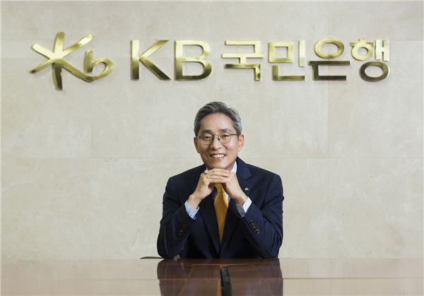 윤종규 KB금융 회장 ‘인터넷은행+대우증권’ 쌍끌이 출격 기사의 사진