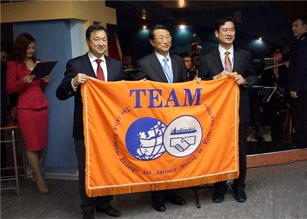 차기 TEAM 2016 국제조직위원회 위원장에 선임된 송하철 목포대 교수(왼쪽에서 세 번째)