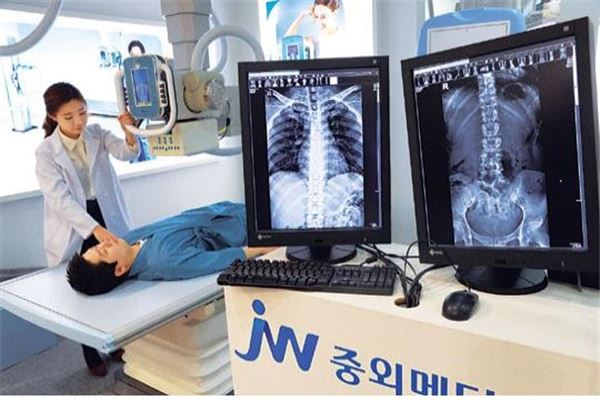 지난 3월 서울 코엑스에서 열린 ‘제31회 국제의료기기·병원설비전시회’에서 JW중외메디칼  직원들이 디지털 엑스레이 VIDIX2를 시연하고 있다. 사진=JW중외메디칼 제공