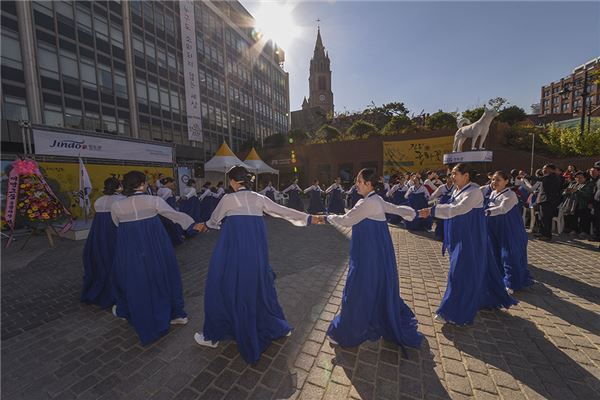 오는 4일까지 명동성당에서 열리는 '진도 국화 작품 전시회에서 흥을 돋우기 위해 주민들이 진도 아리랑 춤을 추고 있다.