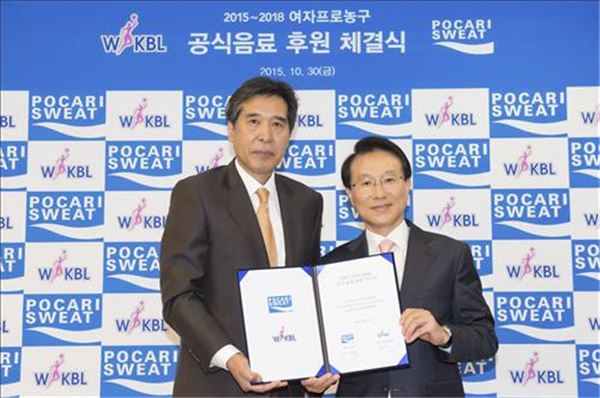 WKBL이 화제다. 사진은 한국여자농구연맹이 동아오츠카와 공식 음료 후원 계약을 체결하는 장면. 사진=연합뉴스 제공