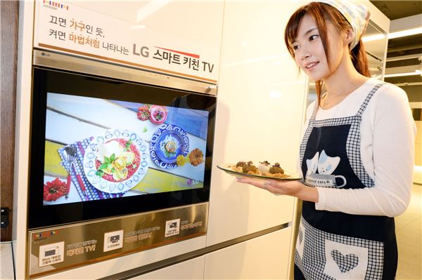 모델이 목동 한샘 플래그 샵에서 LG전자가 출시한 '스마트 키친 TV'를 소개하고 있다. 사진=LG전자 제공