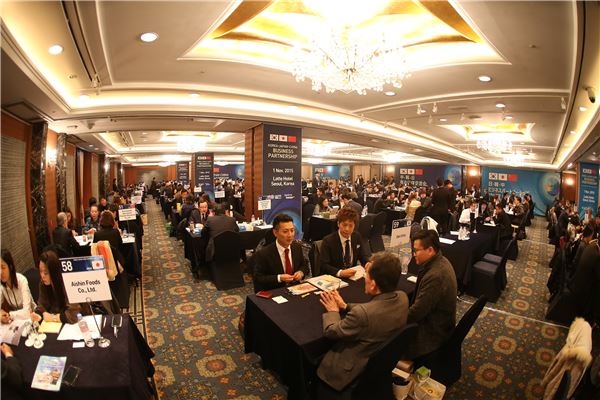 1일 서울에서 개최된 ‘한일중 비즈니스 파트너십’에서 국내 참가기업들이 중국, 일본 바이어들과 일대일 비즈니스 상담을 하고 있다. 사진=코트라 제공