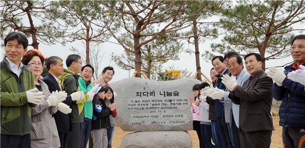 이낙연 전남지사가 5일 함평 옛 학교역사터에서 ‘학다리 지역사회 나눔숲’ 조성행사를 갖고 있다.<br />
