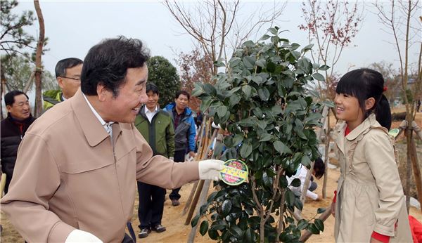 5일 이낙연 지사가 학다리 중앙초등학교 학생들이 심은 나무에 꿈과 소망을 담은 이름표를 달아주며 숲 돌보미를 자처한 학생들을 격려하며 환한 웃음을 함께 짓고 있다