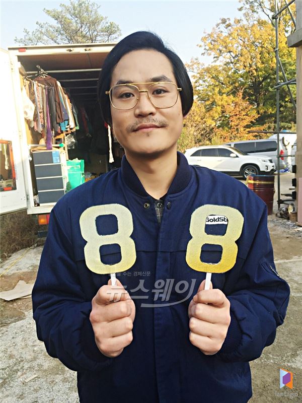 tvN ‘응답하라 1988’ 김성균이 비주얼을 포기한 파격 변신 인증샷을 공개해 화제가 되고 있다 /사진제공=  판타지오 트위터