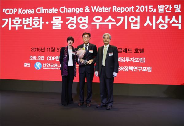 글로벌 선도 타이어 기업 한국타이어(대표이사 서승화)가 2년 연속 ‘2015 CDP 기후변화 우수기업 시상식(CDP Korea Climate Change 2015)’에서 ‘탄소경영 섹터 위너스’로 선정되었다. 사진=한국타이어 제공