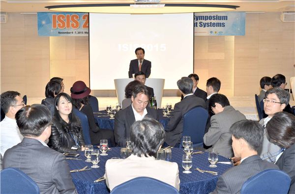 박홍률 목포시장이 4일 개최된 제16회 첨단지능시스템학회 국제학술대회에 참석해 축사를 하고 있다.