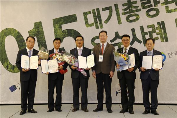 포스코에너지는 10일 서울 K호텔에서 열린 대기오염물질 총량관리 우수사례 발표회에서 수도권 대기환경관리 우수사업장으로 선정되어, 대상인 환경부 장관상을 수상했다.