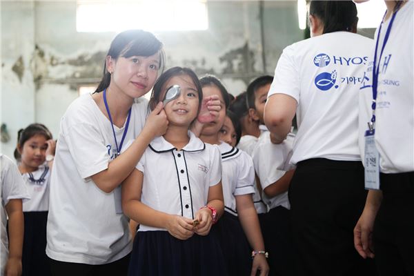 효성 미소원정대가 베트남 호치민시 인근의 초등학교를 방문해 현지 어린이들의 기초 건강검진을 진행하고 있다. 사진=효성 제공