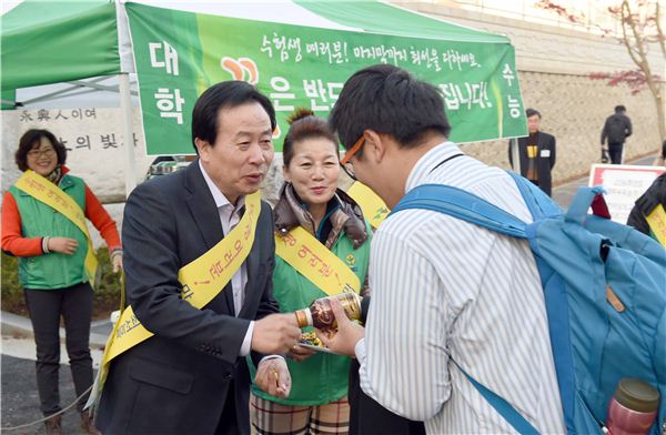 박홍률 목포시장이 12일 목포지역 대학수학능력시험장을 찾아가 수험생들을 응원하고 있다.