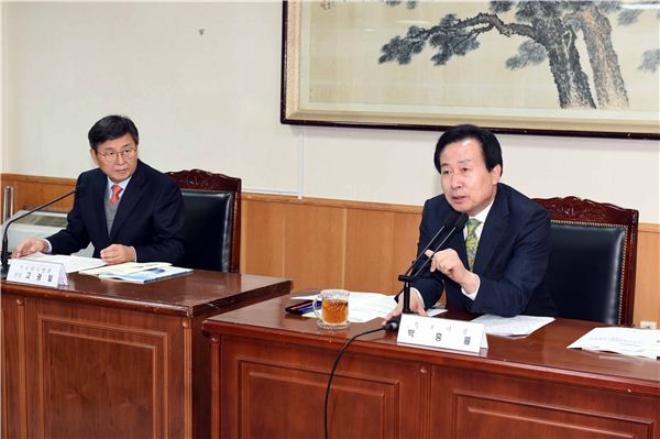 박홍률 목포시장이 시민소통위원회 제2차 정기회의에서 위원들과 대화하고 있다.