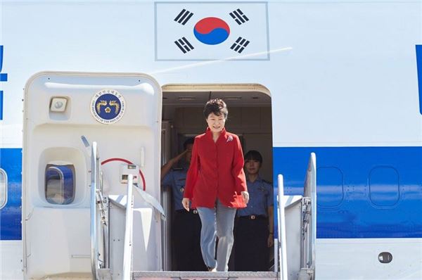박근혜 대통령이 18일(현지시간) 터키를 떠나 필리핀 마닐라에 도착하고 있다. 사진=청와대 제공