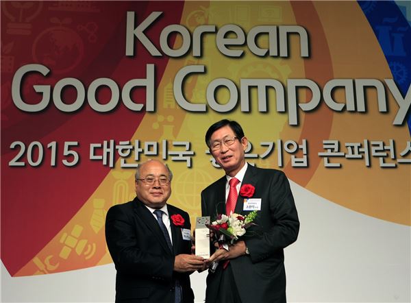 한국전력과  조환익 사장은 한국 표준협회로부터 '2015년 대한민국 좋은 기업상'과 '최고경영자상'을 수상했다.<사진 우측 조환익 한전 사장>(사진 = 한전 제공)