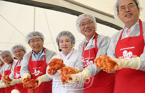 황영기 금융투자협회장이 18일 오전 서울 영등포구 여의도공원에서 열린 ‘제 5회 사랑의 김치 페어’에 참석하고 있다. 사진=최신혜 기자