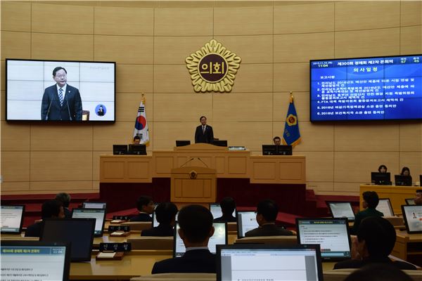 19일 명현관 도의회 의장이 개회를 선포하고 있다.