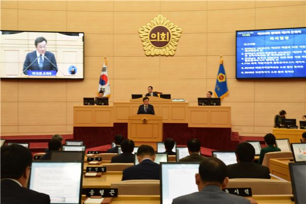 19일 이낙연 지사가 제 300회 정례회 2차본회의에서 내년도 예산안에 대해 제안설명을 하고 있다.