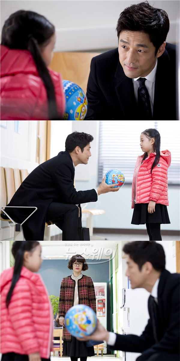 SBS ‘애인있어요’ 지진희가 김현주의 딸인 김하유를 병원 복도에서 우연히 만나는 장면을 공개해 궁금증을 유발하고 있다/ 사진=‘애인있어요’ 방송화면 캡처