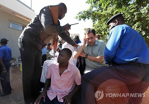 지난 20일 서아프리카 말리 수도 바마코의 한 호텔에서 이슬람 무장단체의 소행으로 벌어진 인질극이 21명의 사망자를 내고서야 끝을 맺었다. 말리 경찰들이 풀려난 인질들을 관리하고 있다. 사진=연합뉴스