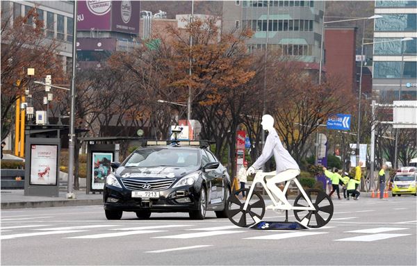 현대자동차가 ‘2015 창조경제박람회’ 부대 행사의 일환으로 서울 도심 한복판 실제 도로에서 자율주행 선행기술을 시연하는 행사를 실시했다. 현대차 제네시스 자율주행차가 도심을 달리고 있다. 사진=현대기아차 제공