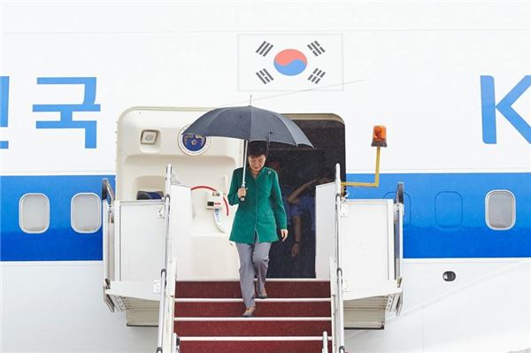 박근혜 대통령이 아세안+3 정상회의 참석을 위해 지난 20일 말레이시아 쿠알라룸프르에 도착하고 있다. 사진=청와대 제공