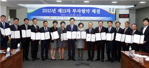 이낙연 지사가 안병호 함평군수, 서기동 구례군수 등 자치단체장, 박대현 푸른레저개발㈜ 대표이사, 김성연 ㈜장유테마파크 대표이사, 권흥열 ㈜건웅디앤아이 대표이사 등 기업대표들과 20일 오후 도청 서재필실에서 투자협약을 체결하고 있다. 9개사가 891억원을 투자하며, 고용인원은 625명이다.