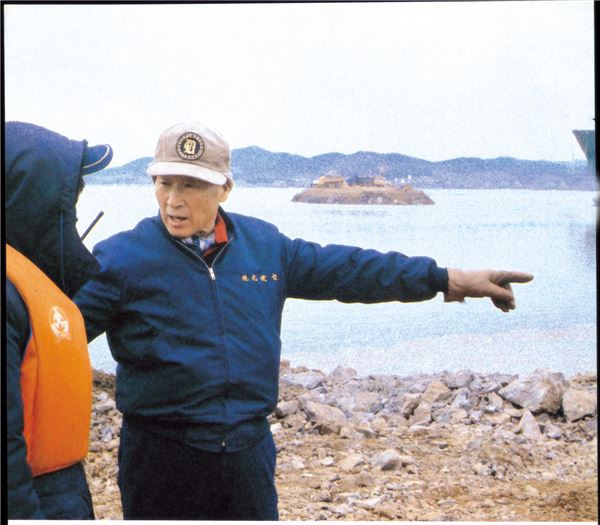 서산 간척사업 현장에서 공사를 진두지휘하고 있는 아산(1984년 2월). 바다를 메워 국토의 서쪽 지도를 바꾼 대공사였다. 사진=현대자동차 제공