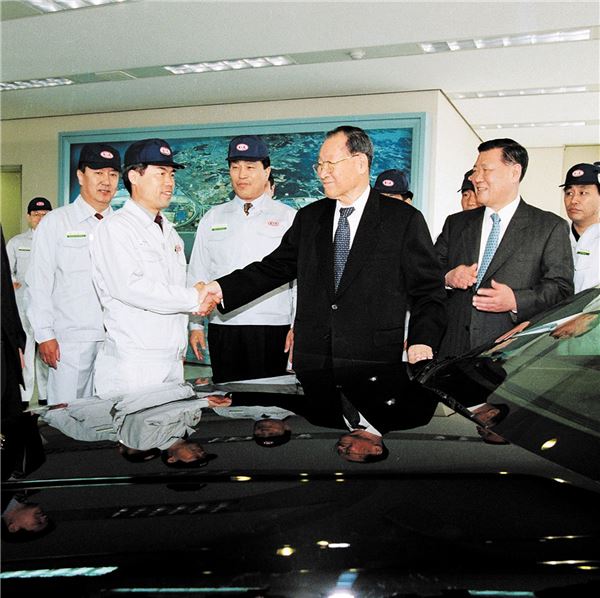 아자동차 인수 후 화성공장을 방문한 아산(1999년). 기아자동차 인수는 한국 자동차 산업의 고도화를 위한 또 다른 도전이었다. 현대자동차와 기아자동차는 현재 전 세계에서 800만대 이상의 자동차를 판매하는 세계 5위의 자동차그룹으로 도약했다. 사진=현대자동차 제공