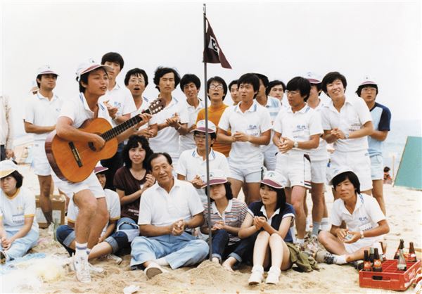 강릉 경포대 신입사원 하계수련대회에서 직원들과 노래하고 있는 아산(1982년). 사진=현대자동차 제공