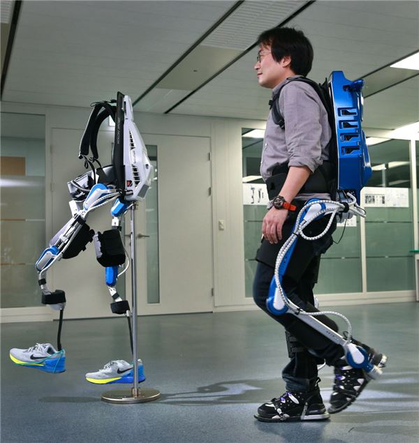 현대기아차의 선행 기술 연구 거점인 의왕 중앙연구소는 일상생활을 지원하는 일종의 단거리 이동 수단으로서 보행보조 착용로봇을 개발하고 있다.