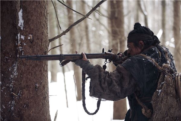 ‘대호’ 최민식 “총은 배역 그 자체, 평생 반려자” 기사의 사진