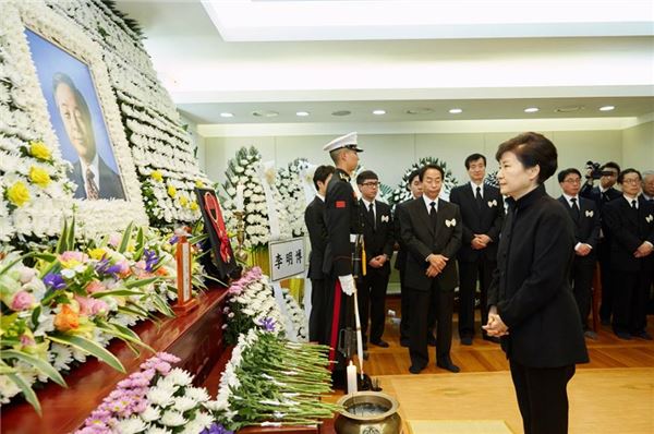 박근혜 대통령이 지난 23일 김영삼 전 대통령의 빈소를 찾아 조문하고 있다. 사진=청와대 제공