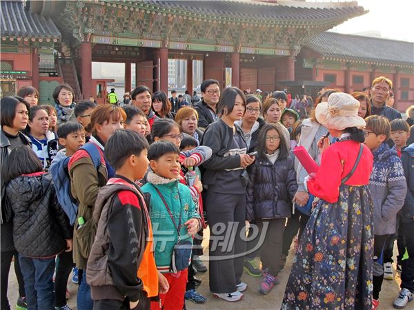 최근 함평다문화가족 80여 명이 1박2일 일정으로 서울구경에 나서서 경복궁을 방문, 해설사로부터 설명을 듣고 있다.