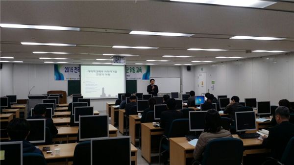 전남사회적경제지원센터 신주환 센터장이 26일 개최된 ‘2015 전라남도 협동조합 신고수리 업무 시·군위임 교육’에서 사회적경제의 이해에 대해 강의하고 있다.