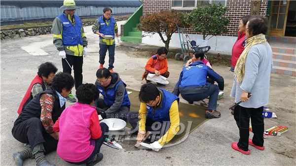 땅끝목민봉사단이 최근 북일면 금당마을회관에서 주민들이 사용하는 뭉툭하고, 무딘 칼을 갈고 있다.