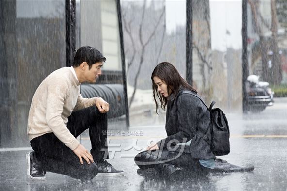 SBS '애인있어요' 김현주와 지진희가 빗속에서 짙은 감정 열연을 예고해 역시 명배우들이라는 평을 받고 있다 /사진제공= SBS