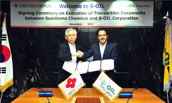 나세르 알 마하셔 에쓰오일 CEO(오른쪽)가 이시토비 오사무 스미토모화학 회장과 폴리프로필렌과 산화프로필렌 제조기술에 대한 라이선스 계약을 체결했다. 사진=에쓰오일 제공