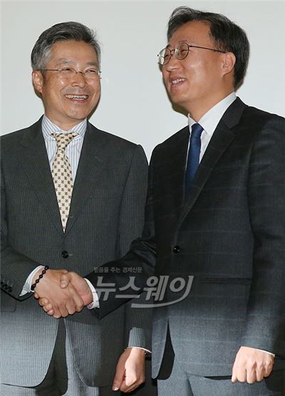 김인회 케이뱅크 컨소시엄 단장(좌측)과 윤호영 카카오 모바일은행 TF 부사장(우측). 사진=이수길 기자 