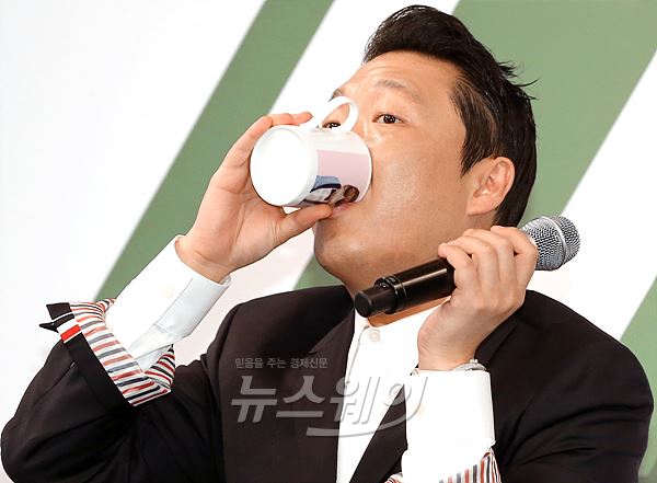 가수 싸이 정규 7집 ‘칠집 싸이다’ 더블 타이틀곡 ‘나팔바지’·‘DADDY’. 사진=이수길 기자 leo2004@newsway.co.kr