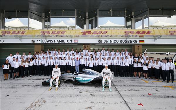 메르세데스 AMG 페트로나스 F1 팀 니코 로즈버그(Nico Rosberg)가 시즌 6번째 포디엄을 아부다비에서 기록했다.